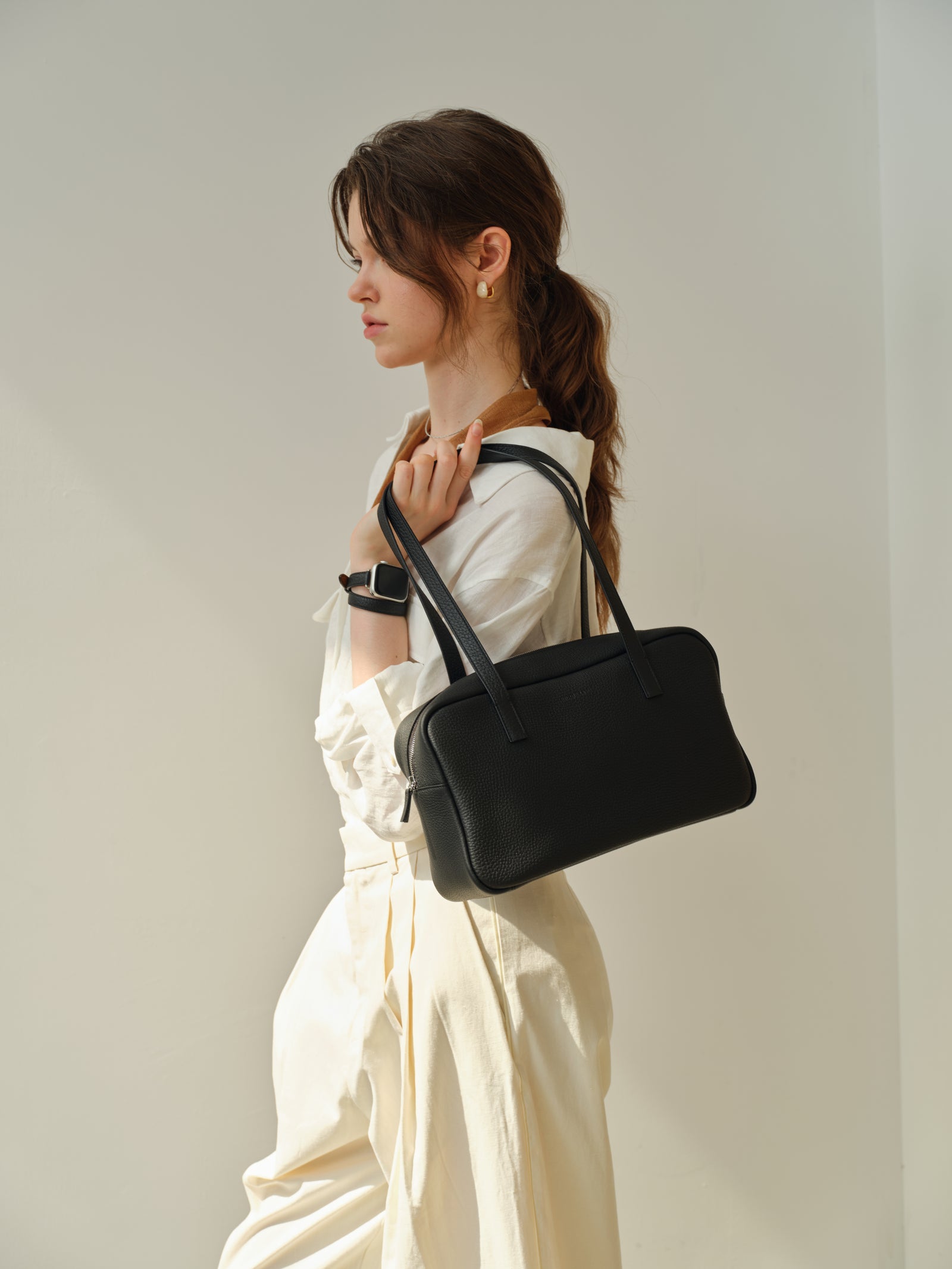 Black leather JOCQUELINE bag worn on the shoulder